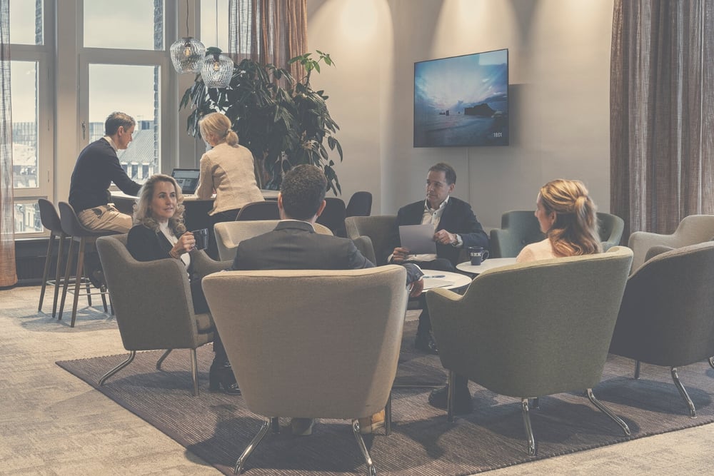 människor i samtal på arbetsplats